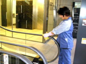 バブルウォーターPRO使用例 エスカレーター手すり