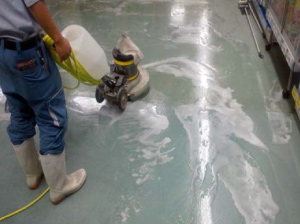 バブルウォーターPRO使用例 ポリッシャーワックス床の剥離